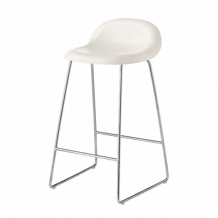 Ex-Display 3D Bar Stool in White by Gubi features a sleek, curved seat and slim chrome metal legs with an integrated footrest. Designed by Komplot Design, this minimalist and contemporary bar stool is ideal for kitchen or bar seating and is also part of the MoMA collection.