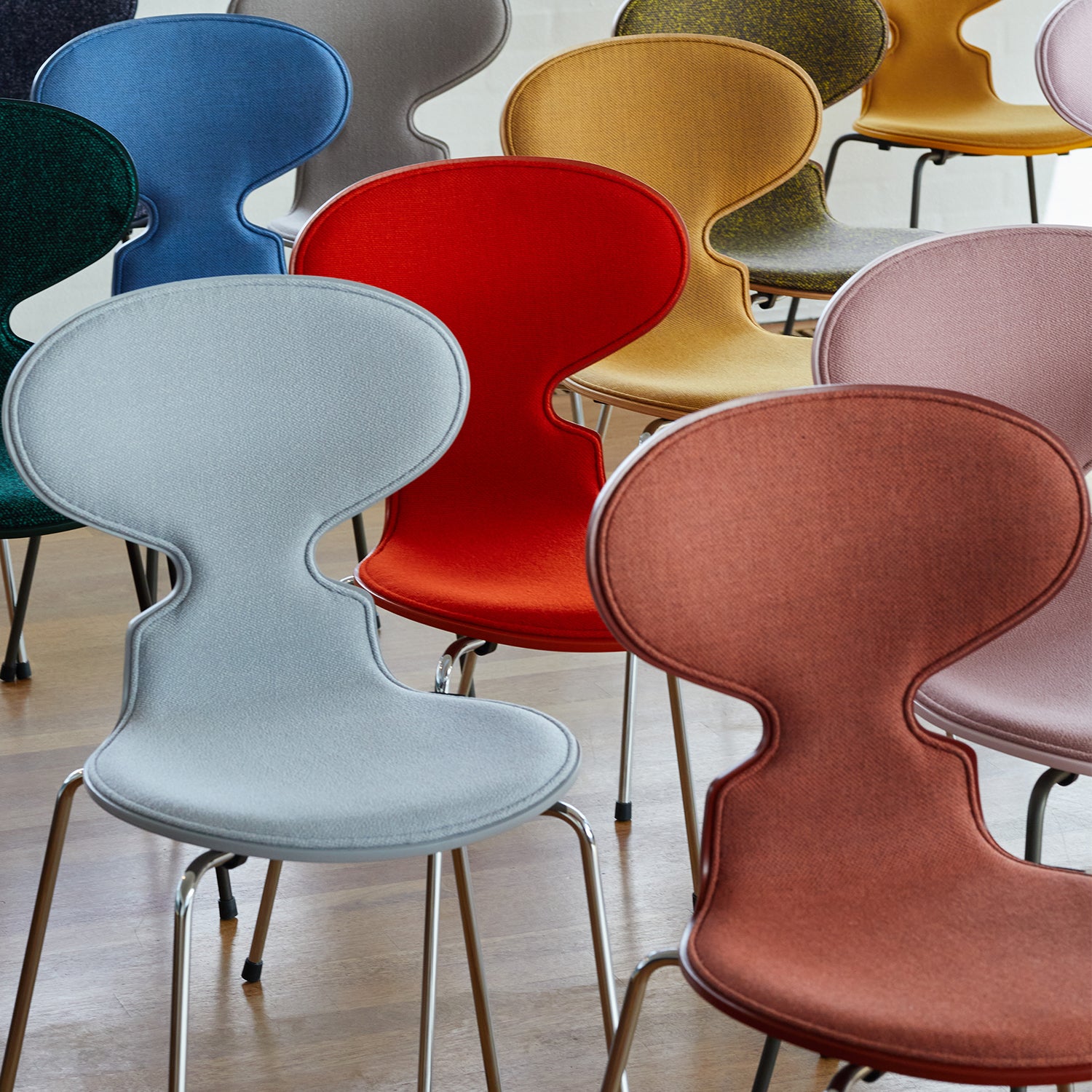Arne Jacobsen Ant Chair 2脚セット Ant Upholstered Dining Chair by Fritz Hansen, Coloured Ash – ARIA
