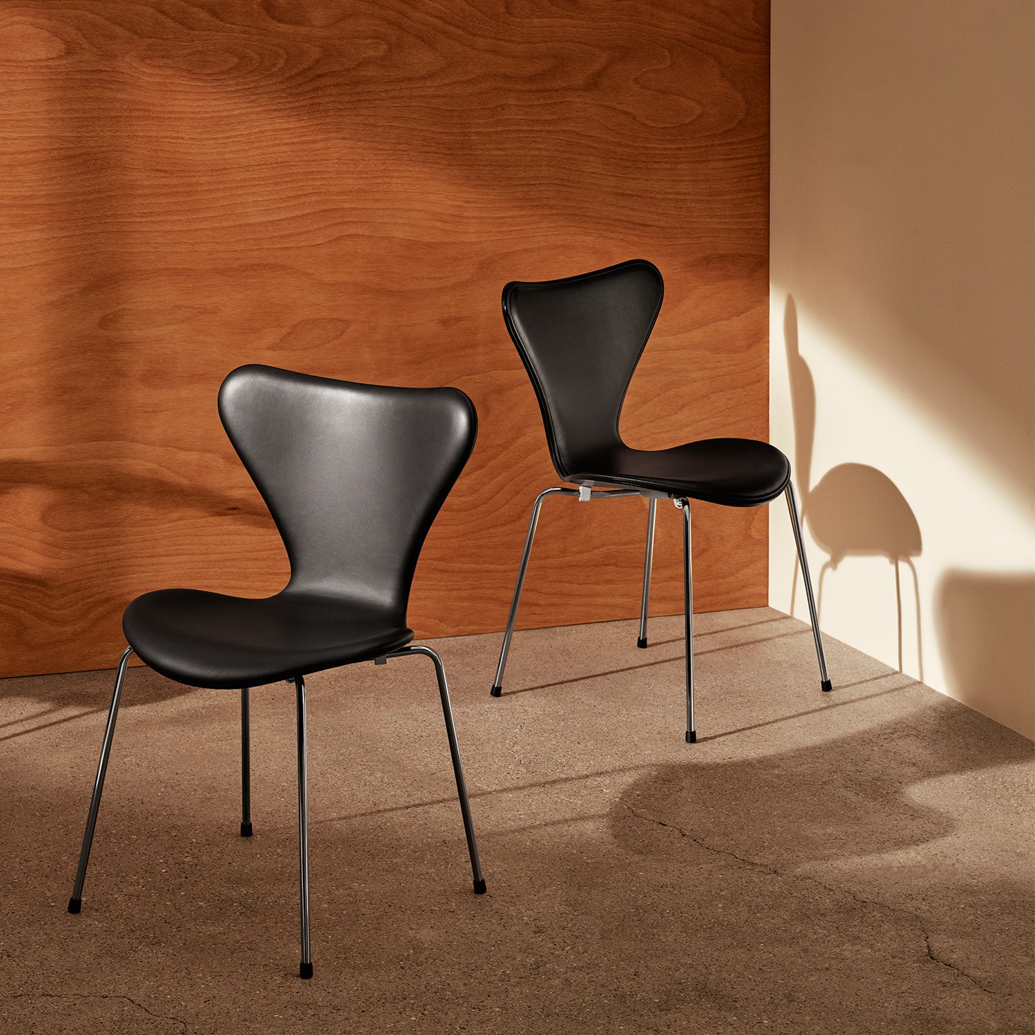ダイニングチェア Fritz Hansen Series 7 Chair Series 7 Chair, Essential Leather by Fritz Hansen | Dining Chairs